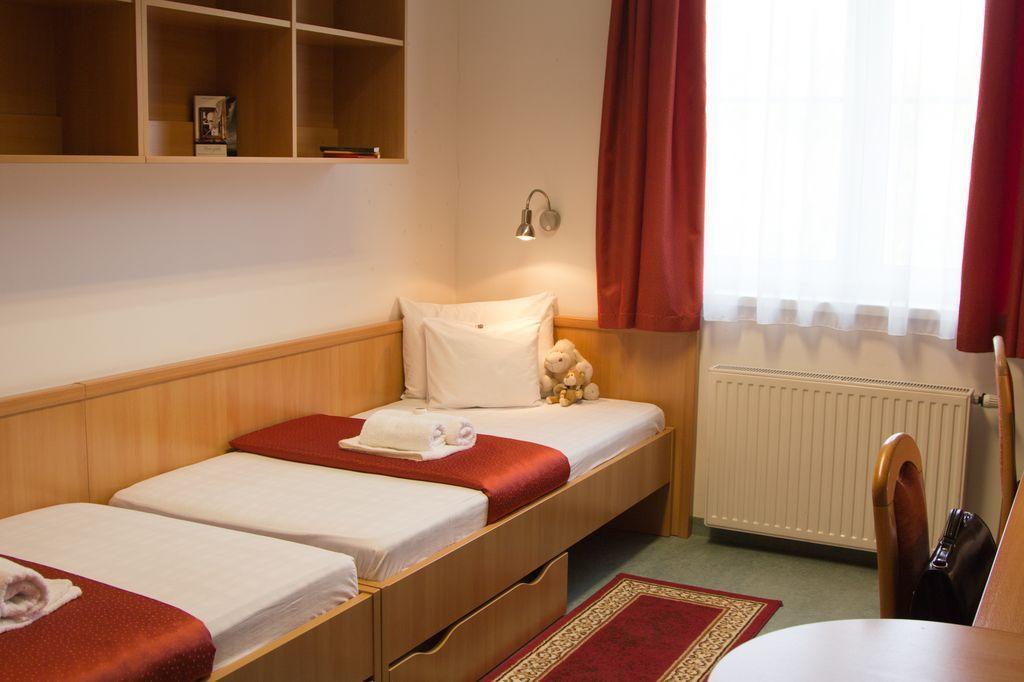 Uni-Hotel Diakotthon Miskolc Chambre photo